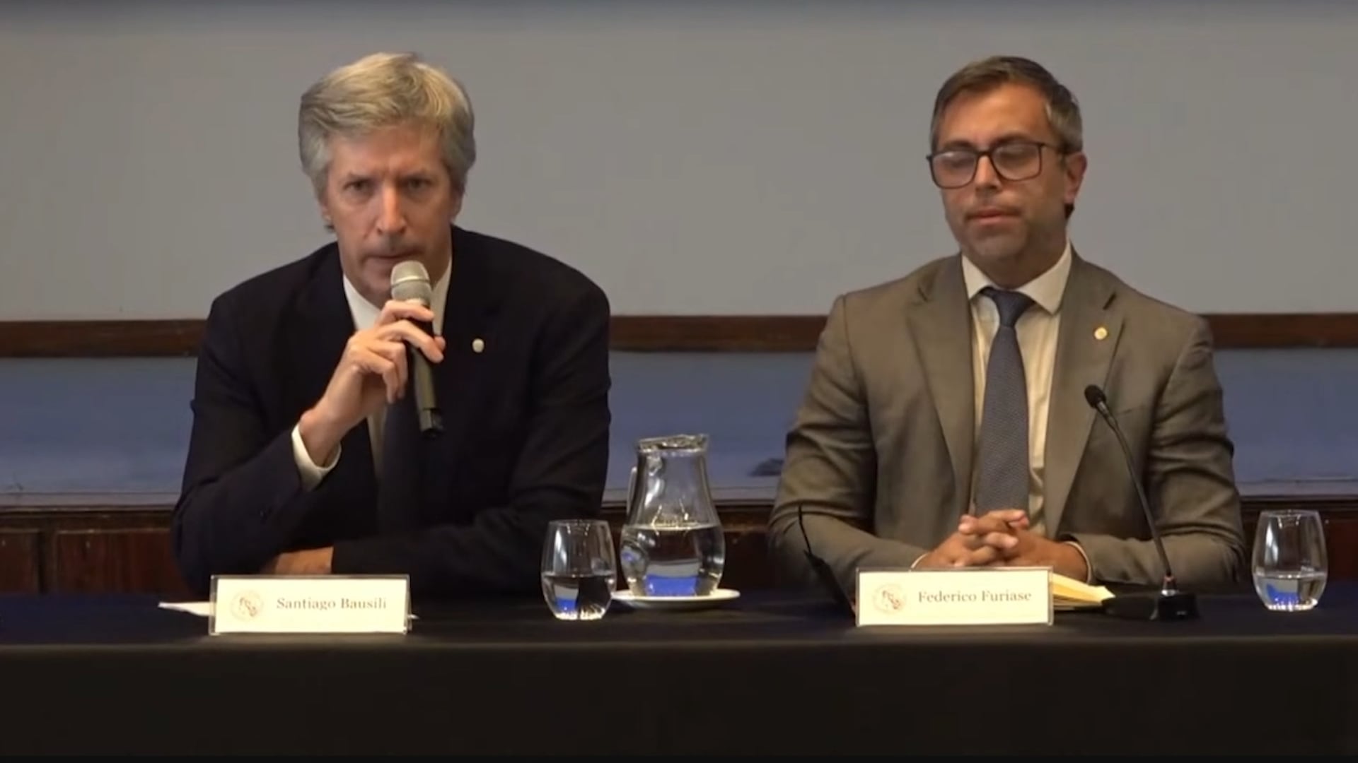 Santiago Bausili, presidente del Banco Central, y Federico Furiase, director de la entidad, durante el anuncio de los cambios