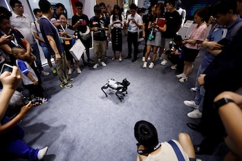 Visitantes asisten a una demostración