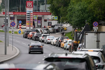 Rusia importó en junio 141.000 toneladas de gasolina de Bielorrusia para paliar la escasez de combustible (AP/ARCHIVO)