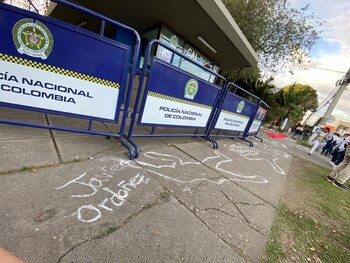Con artefactos incendiarios atacaron el CAI La Gaitana en medio de la conmemoración de la muerte de Javier Ordóñez - crédito @laubocanegraa/X