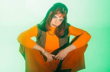 Bratty, artista mexicana destacada del indie nacional, aporta una fusión de pop, surf-rock y spanglish en la nueva versión de 'Linger'