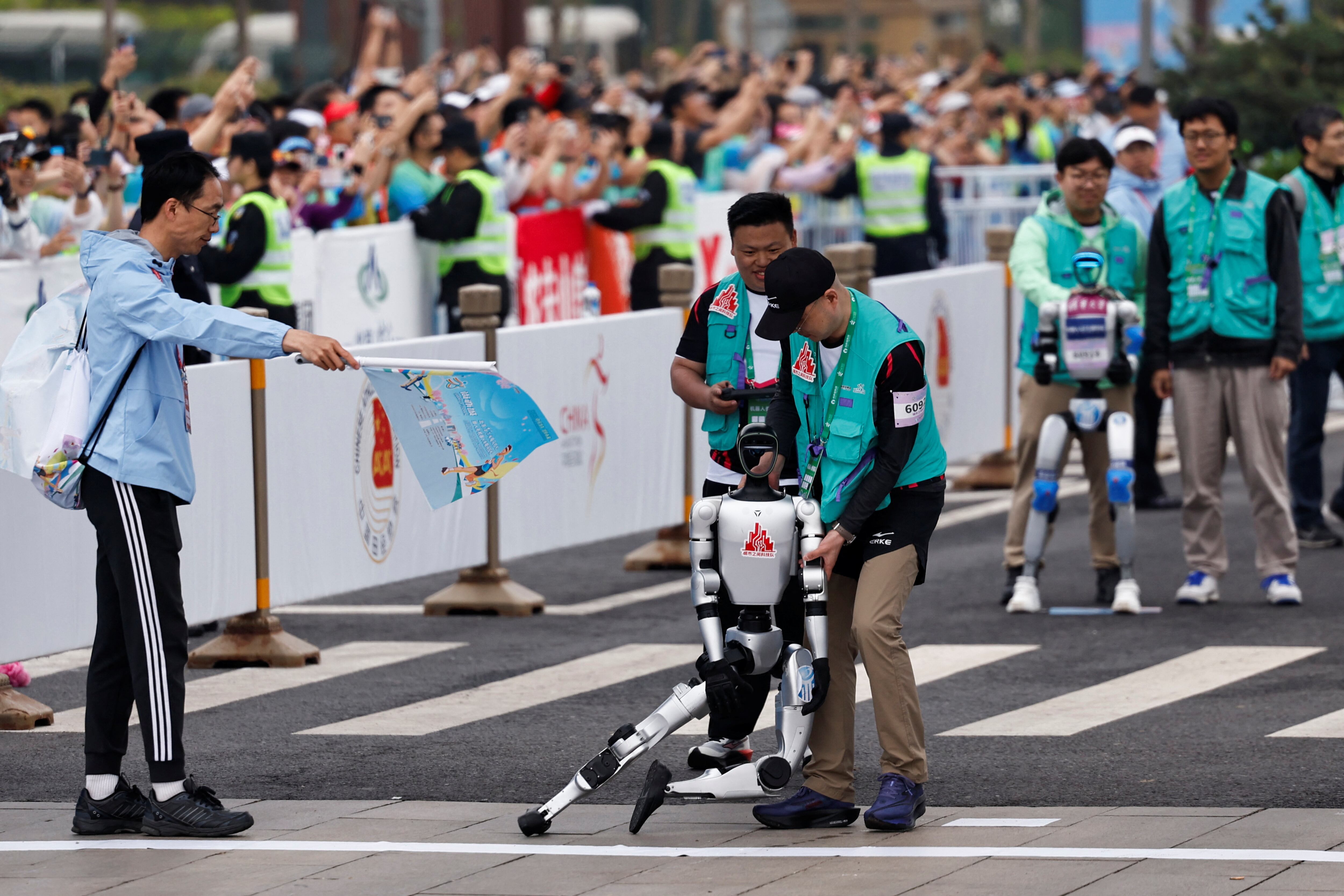 Participaron más de tres robots, pero solo tres o cuatro lograron mantener una marcha sostenida durante la media maratón - REUTERS/Tingshu Wang