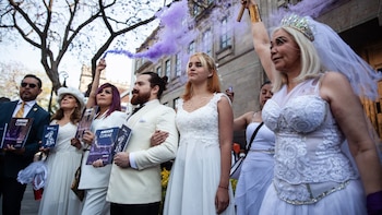 Más de 100 mujeres vestidas