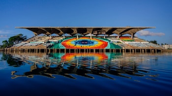 Mural en gradas del Miami Marine Stadium reflejado en el agua