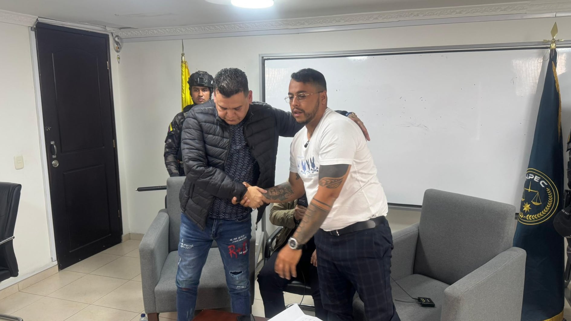 Esta foto quedó como recuerdo del encuentro entre Digno José Palomino Rodríguez, más conocido como Digno Palomino (izq.); y Jorge Eliecer Díaz Collazos, alias Castor (der.) en la cárcel La Picota de Bogotá - crédito @HOLLMANMORRIS/X / RTVC