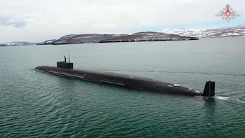 Un submarino nuclear de la clase Borei navega durante los ejercicios estratégicos, uno de los 13 sumergibles que participaron en las maniobras de tres días lanzadas el martes. (Russian Defense Ministry Press Service vía AP)