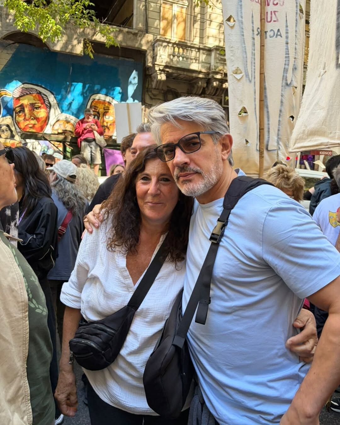 Pablo Echarri marchando hacia la Plaza de Mayo