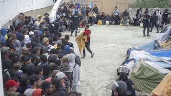 Decenas de migrantes regresan voluntariamente a Marruecos tras el desalojo de la playa del Trampolín ante la imposibilidad de pedir asilo