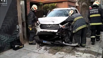 Choque múltiple en Palermo: colisionó contra tres vehículos estacionados y terminó sobre la vereda