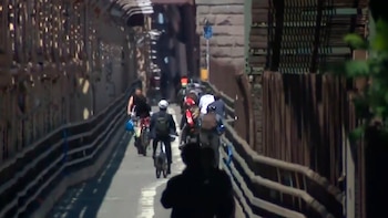 Dos muertos en un accidente entre una bicicleta y un scooter eléctrico en el puente Queensboro