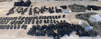 Armamento y equipo táctico asegurado.