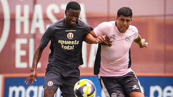 Jhon Guzmán luchando por un balón con Hansell Riojas. - Crédito: Universitario