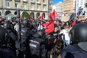 21/10/2026 Cargas policiales durante una concentración contra la visita del presidente de Vox, Santiago Abascal, a 21 de octubre de 2026, en A Coruña, Galicia (España). Varias personas se han reunido organizados por movimientos de ultraizquierda para boicotear la visita del líder de Vox a la ciudad gallega.
POLITICA
M. Dylan - Europa Press