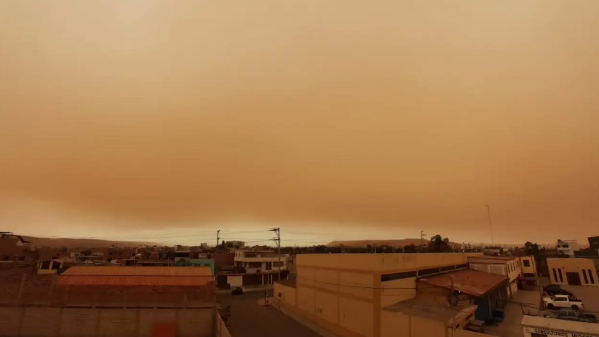 Cielo naranja y calles cubiertas de polvo en Tacna y otras regiones del sur del país: Senamhi explica el ingreso de vientos del sur en la costa