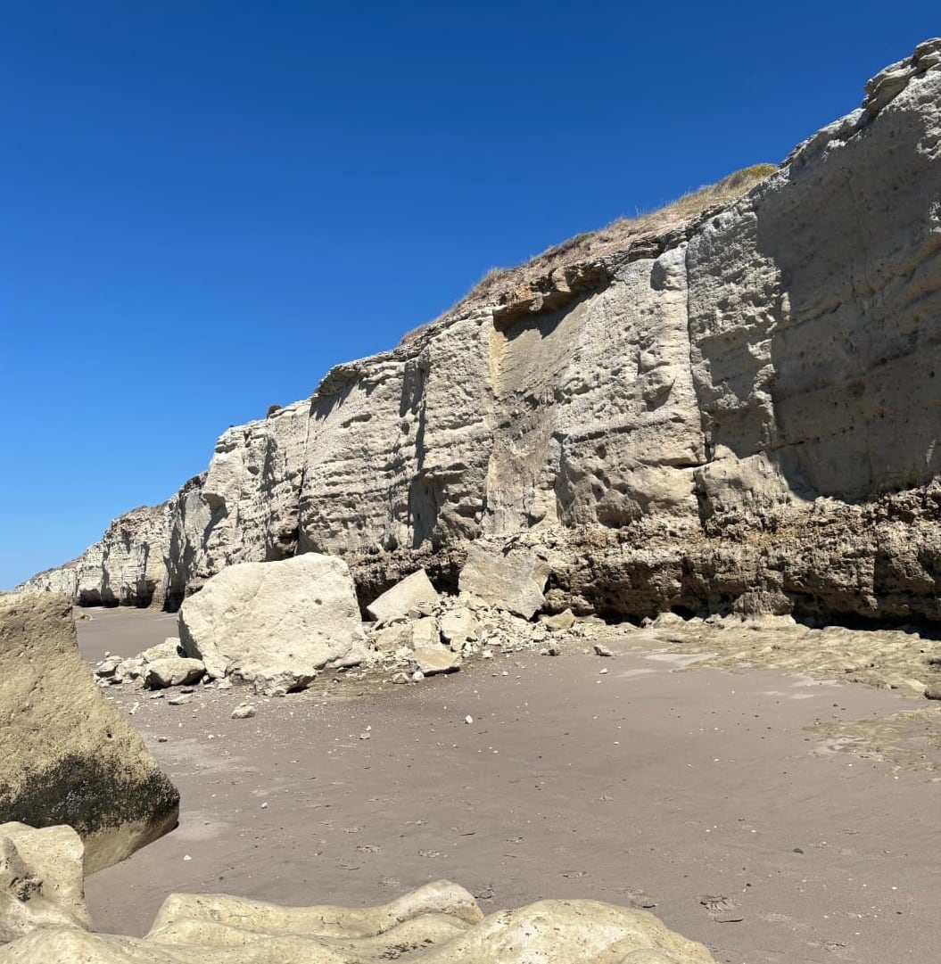 Las autoridades locales realizan tareas de monitoreo constante en los sectores de mayor riesgo por desprendimiento en la costa de Las Grutas (Foto: Informativo Hoy)