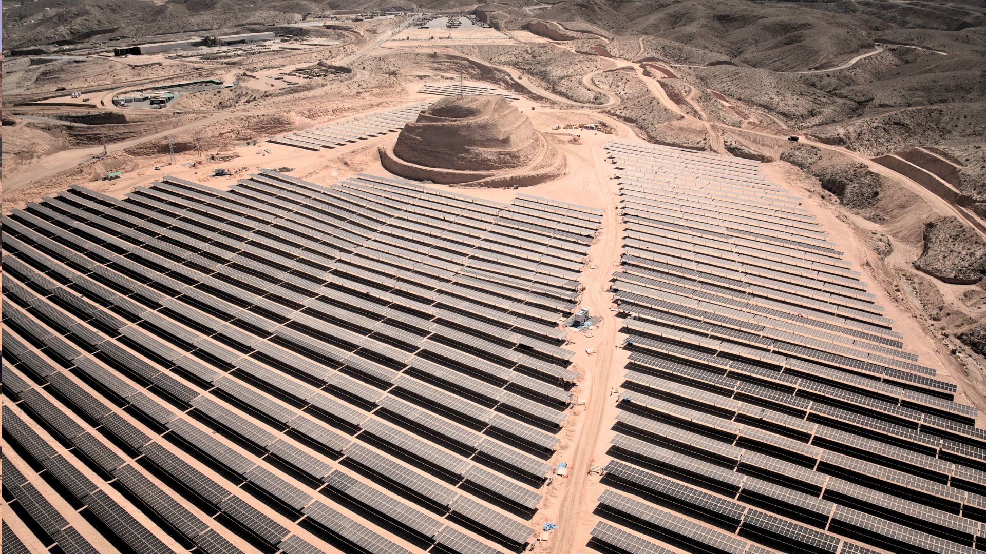 Planta fotovoltaica de Yura en Arequipa. El sur de Perú tiene un alto potencial para energías solar y eólica, apuntalado por mecanismos como