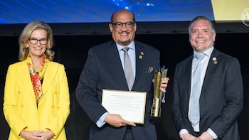 El embajador Iván Ogando recibió la distinción en representación de la República Dominicana y de la Red Gealc ante la Unión Internacional de Telecomunicaciones. (Cortesía: Gobierno de República Dominicana)