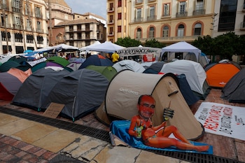 Vista de la acampada por el derecho a la vivienda en la plaza de la Constitución de Málaga este miércoles