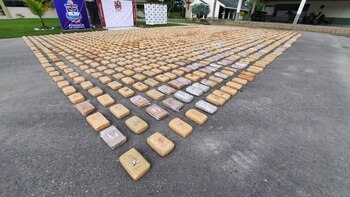 Gracias a una llamada anónima, Fuerzas Militares lograron interceptar una lancha con 24 bultos de marihuana creepy en Putumayo - crédito Fuerzas Militares