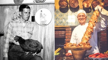 Hombre con pollo en regazo, placa Granja Azul en blanco y negro. Chef sonriente con pincho de pollos asados, guarniciones y ollas de cobre