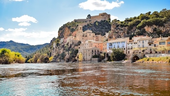Así es el pueblo de España que parece la Toscana italiana: ideal para visitar en otoño por su paisaje agrícola, su castillo y sus casas medievales