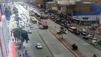 Un bus de TransMilenio se