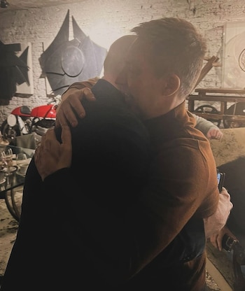 El abrazo entre John Travolta