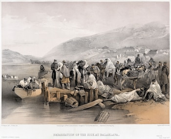 Grabado que muestra a soldados enfermos y heridos siendo trasladados a botes desde un muelle en Balaklava, con montañas y edificios en el fondo
