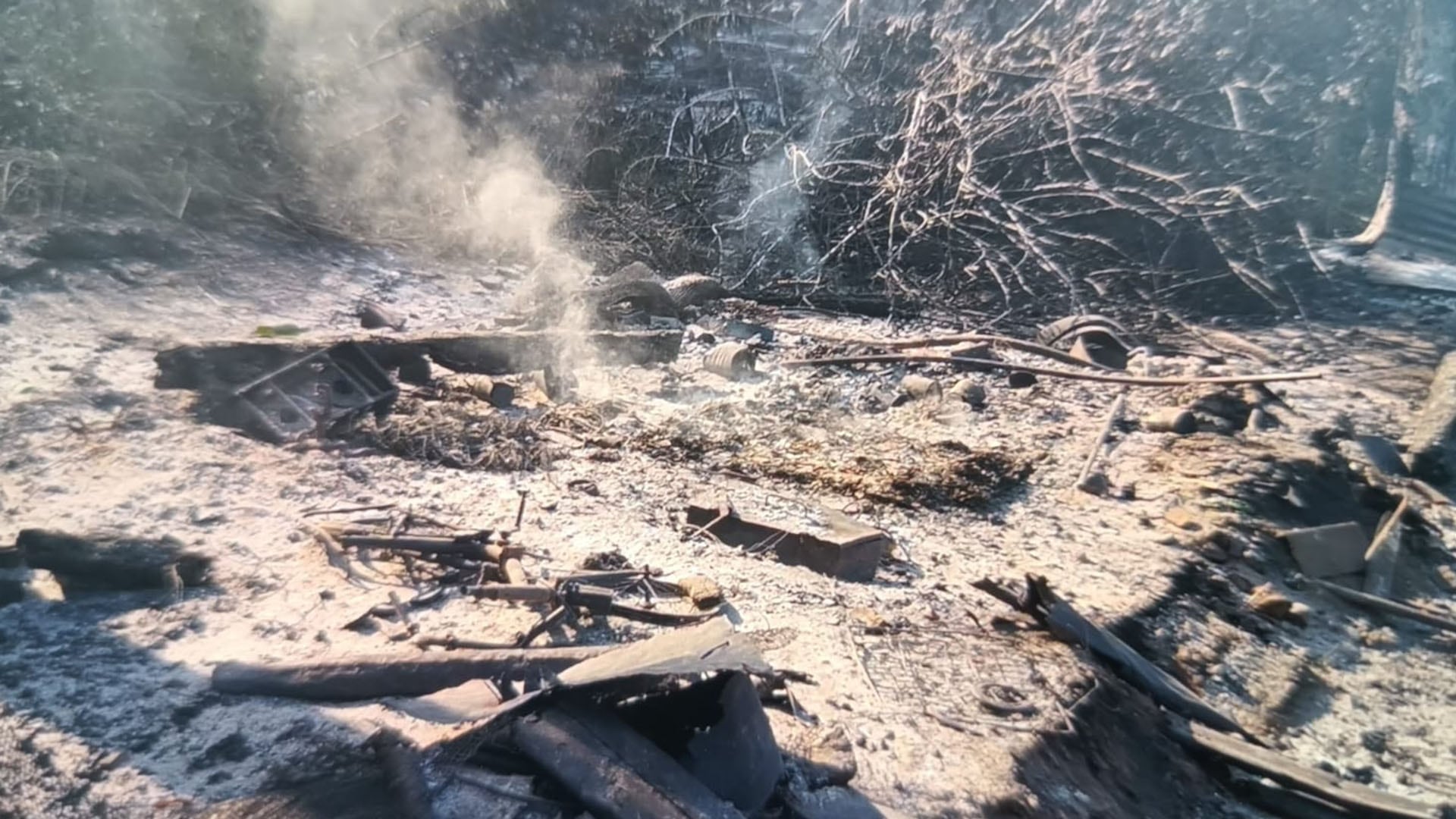 El fuego consume vegetación autóctona, plantaciones y material achaparrado
