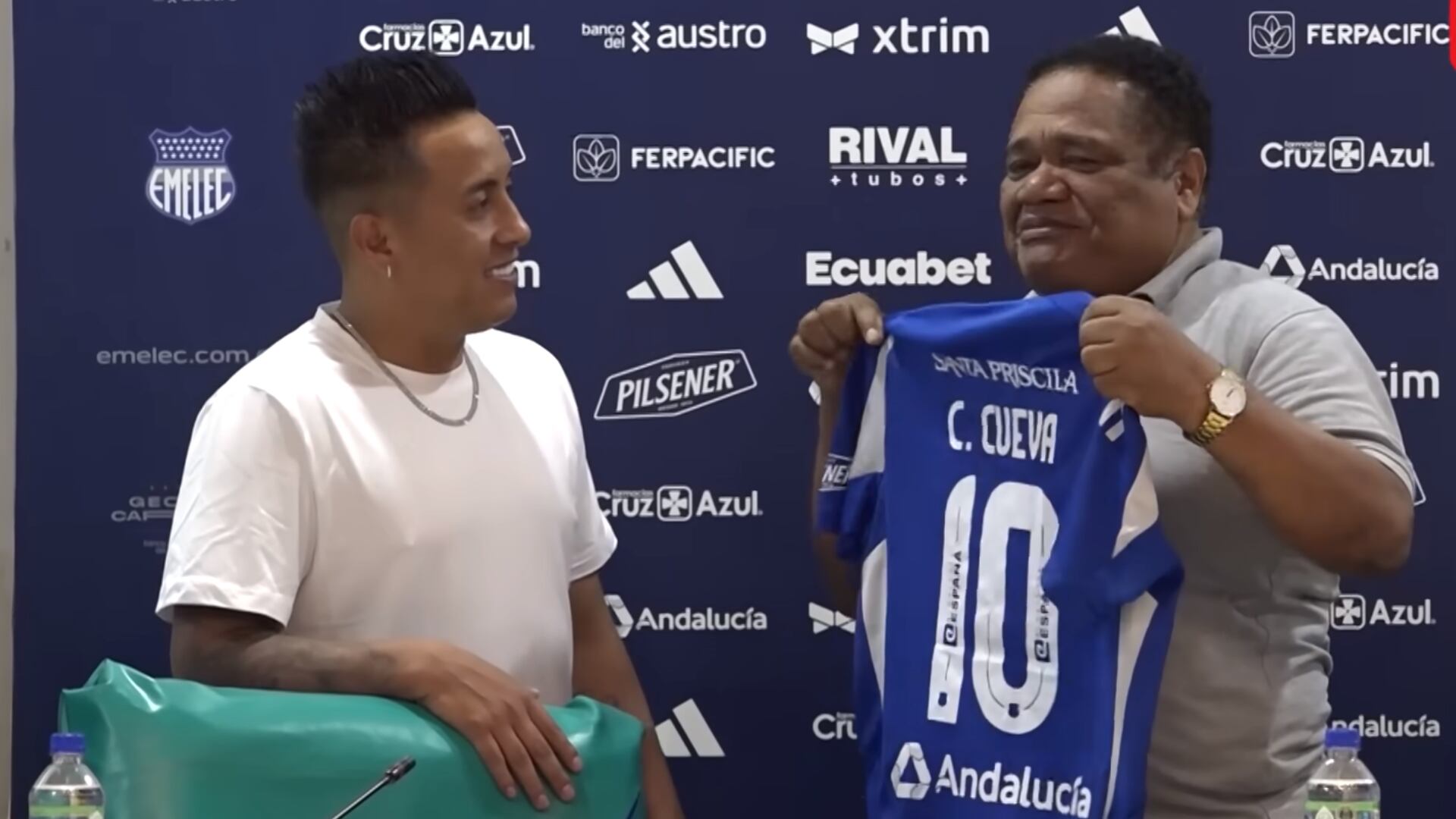 Christian Cueva fue presentado en Emelec y su presidente le dio la ‘10. - captura: El Canal Del Fútbol