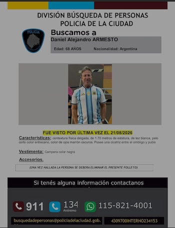 Afiche de búsqueda con la foto de un hombre en camiseta deportiva, sus datos físicos personales y teléfonos de emergencia