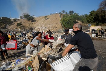 Voluntarios limpian las calles de