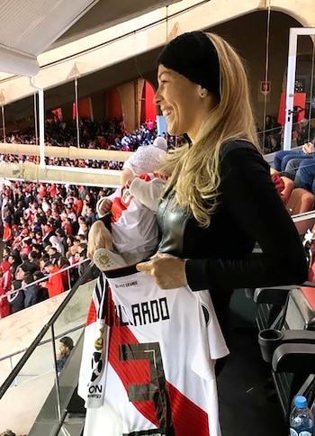 Geraldine La Rosa llevó por primera vez a la cancha a su hijo menor, Benjamín Keanu, de dos meses y medio. Después del triunfo de River, dejó un saludo en sus redes: "Yo Quiero mi primera copa Libertadores ¡Vamos Pa!" redactó en su posteo (Foto: Instagram)