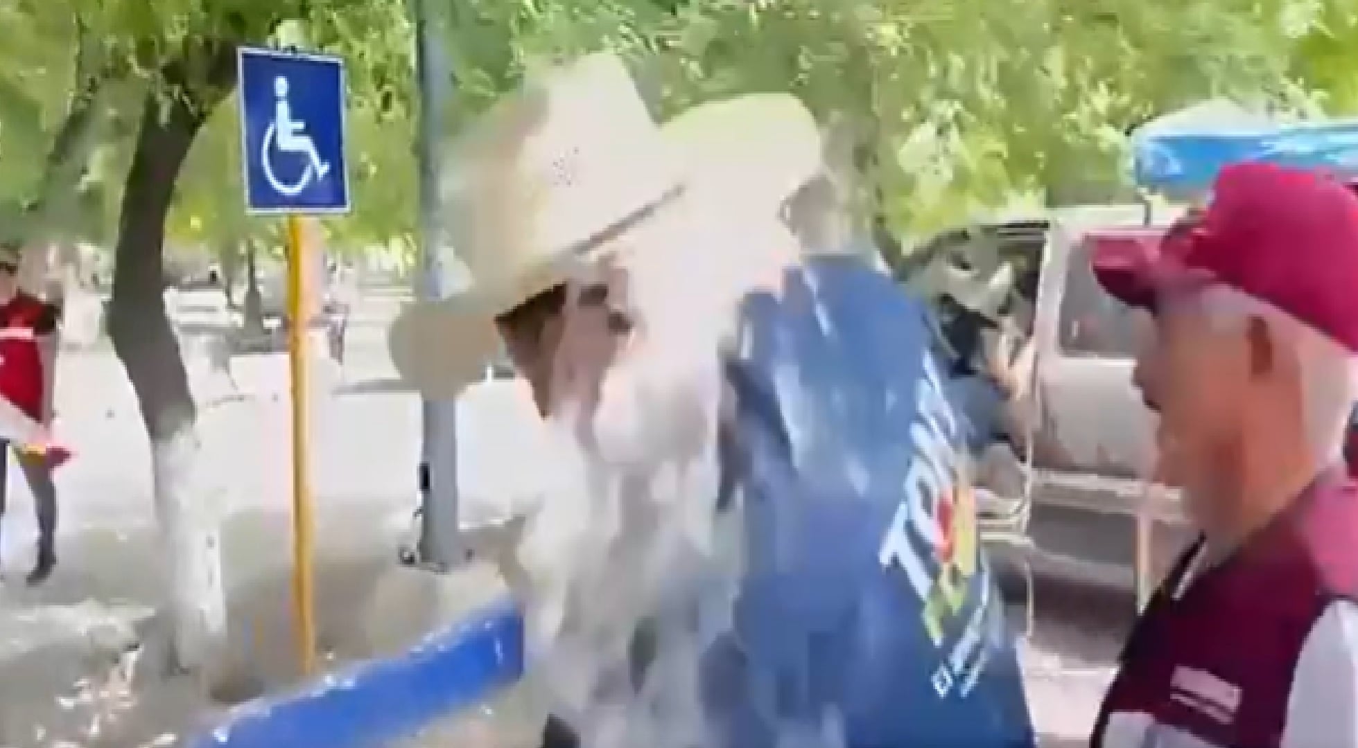 Mojan de limonada a candidato del PT en Coahuila, Antonio Flores Guerra (especial)