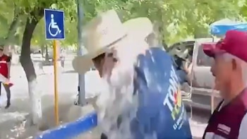 Tony Flores enfrenta nueva polémica en plena campaña: mujer le arroja agua tras acusarlo de intento de beso