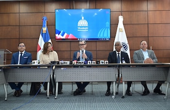 Eddy Olivares, Ministro de Trabajo, vinculó el empleo con el envejecimiento demográfico y pidió revisar los prejuicios sobre edad y trabajo en República Dominicana. (Cortesía: Ministerio de Trabajo de la República Dominicana )