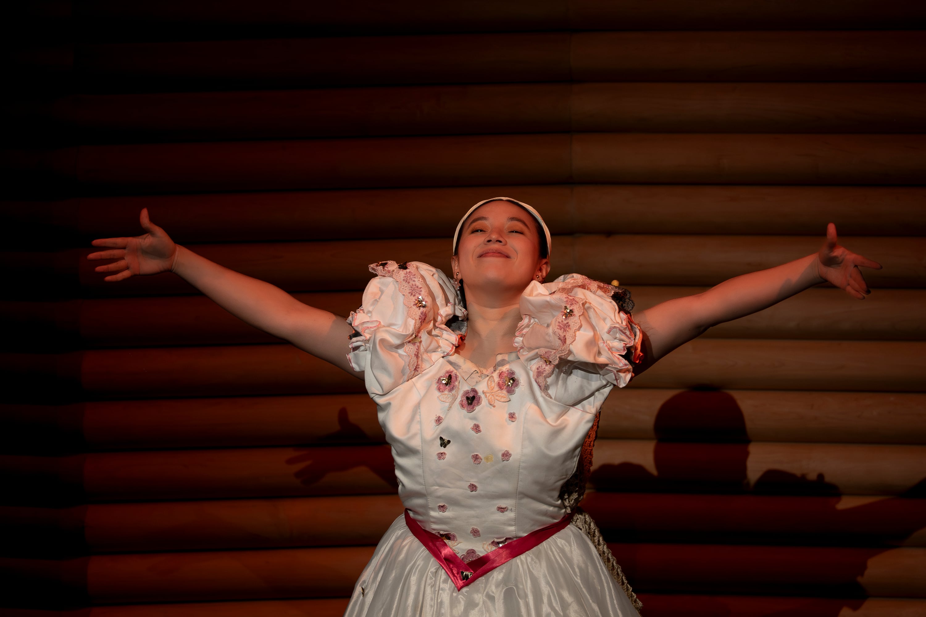 Renée Sabina, tiene 15 años en la historia, y es el alivio cómico en