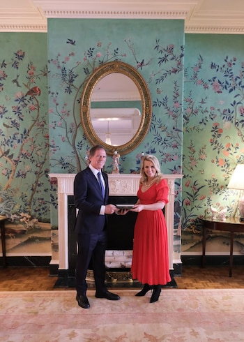 El embajador Alec Oxenford con