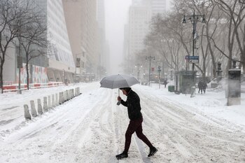 Una persona cruza la calle