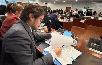 El representante Santiago Osorio espera