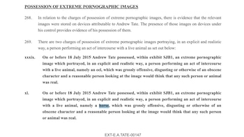 Página impresa de un documento en inglés que describe cargos legales contra Andrew Tate, con la palabra horse destacada en azul