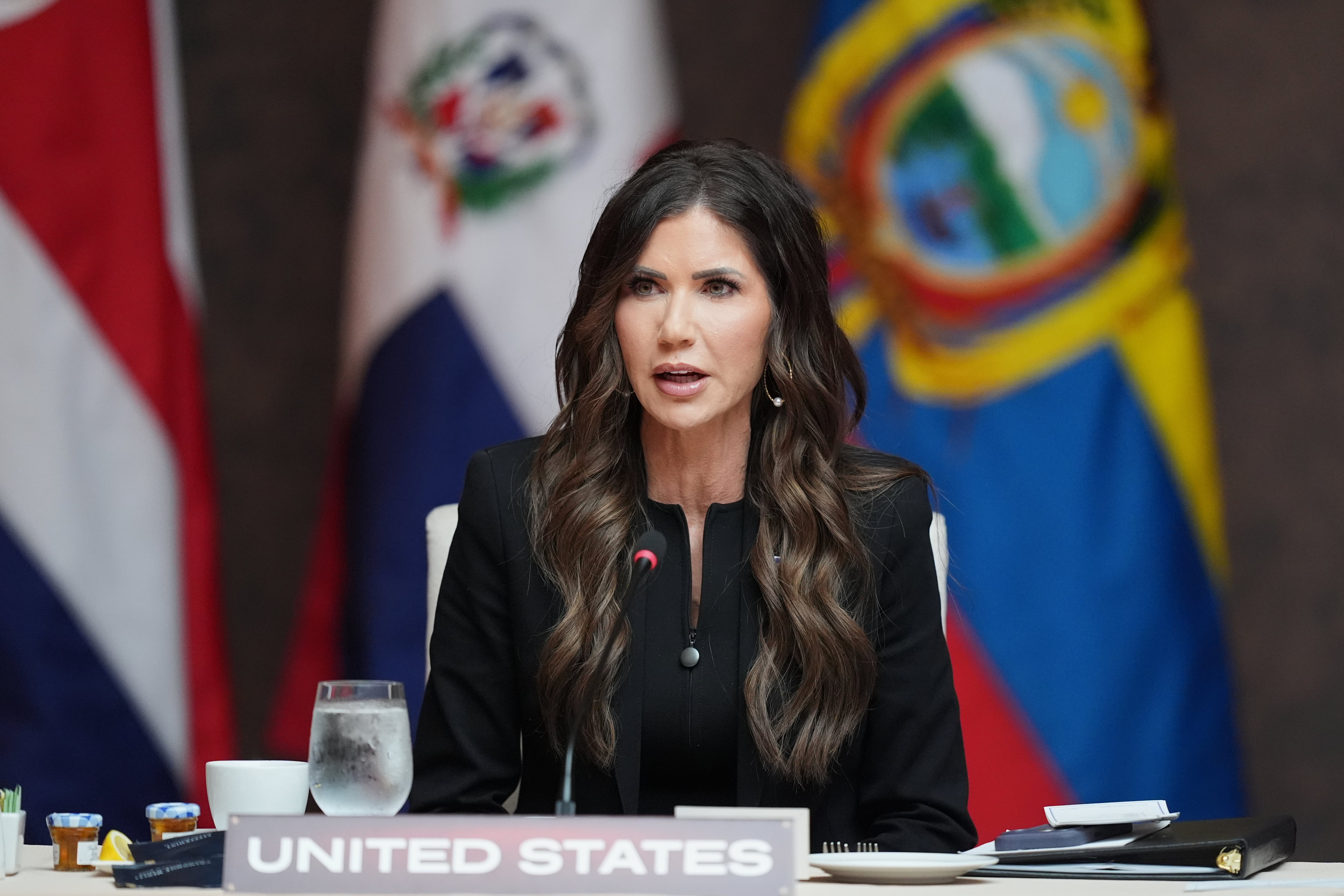 La exsecretaria de Seguridad Nacional, Kristi Noem, argumentó que mantener el estatus de TPS a haitianos y sirios iba en contra de los intereses nacionales de Estados Unidos (AP/Rebecca Blackwell).