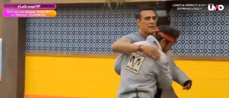 El luchador le ofreción un abrazo a Eleazar. (Captura de pantalla TikTok)