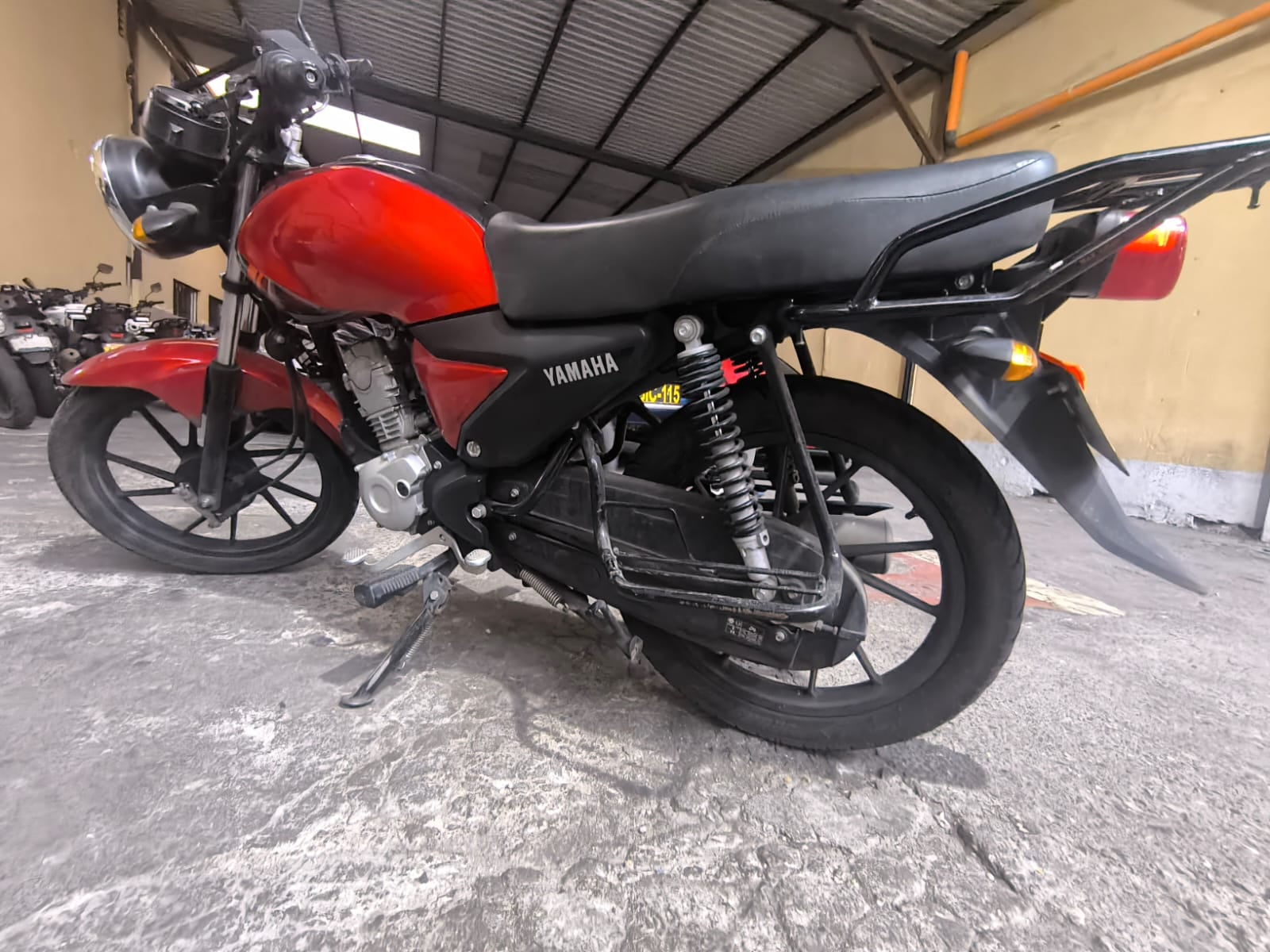 Durante el procedimiento, la Policía Nacional Civil incautó dos motocicletas. (PNC de Guatemala)