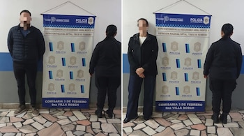 Dos imágenes muestran a un hombre y una mujer con rostros pixelados junto a una policía y una pancarta institucional.