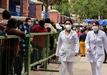 Personas esperando para vacunarse en