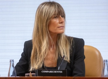 13/11/2024 La mujer del presidente del Gobierno, Begoña Gómez, durante la Comisión de Investigación sobre programas de cátedras y postgrados de la Universidad Complutense de Madrid y empresas financiadoras, en la Asamblea de Madrid, a 13 de noviembre de 2024, en Madrid (España). La comisión busca aclarar si hubo trato de favor con ella en la Universidad Complutense de Madrid (UCM). Aunque la presencia en la comisión es de obligado cumplimiento, Gómez, que está siendo investigada por el titular del Juzgado de Instrucción número 41 de Madrid,, por presuntos delitos de tráfico de influencias y corrupción en los negocios, además de apropiación indebida del software de la Universidad Complutense de Madrid (UCM) e intrusismo profesional, podría acogerse a su derecho a no responder.
POLITICA
Eduardo Parra - Europa Press