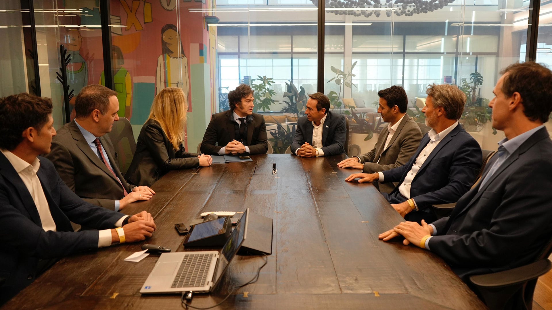 Otra imagen de Milei y sus funcionarios con Galperin y otros ejecutivos de Mercado Libre