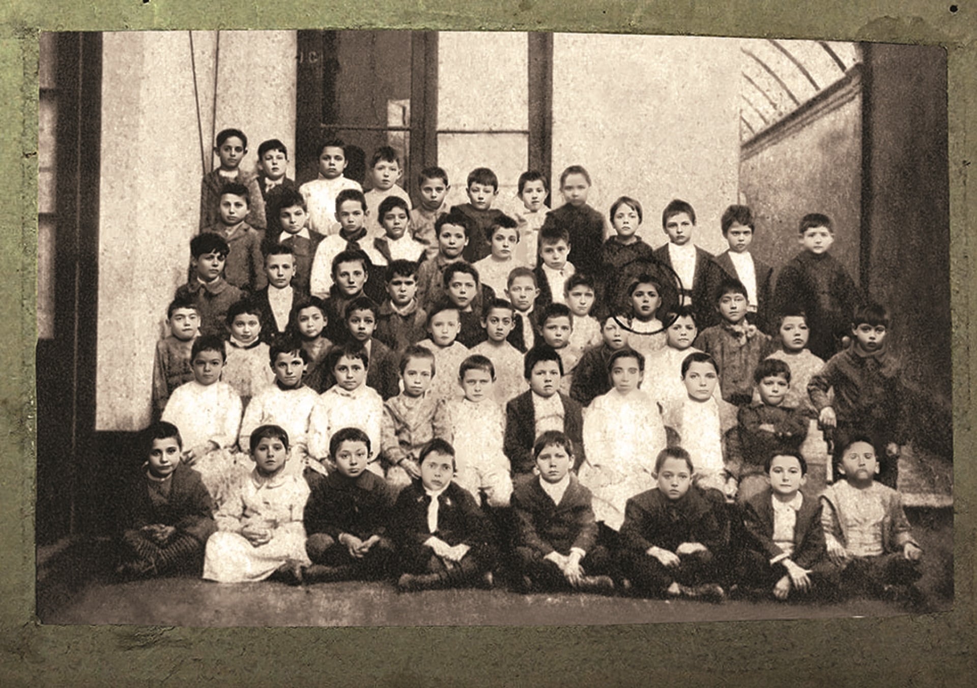 Carlos Gardel en la Escuela Elemental N.º 2 del Distrito Escolar 6.º, que funcionó en Libertad 455, de la ciudad de Buenos Aires, hasta aproximadamente 1930