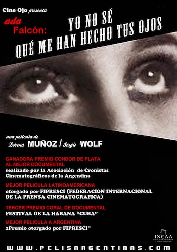 Póster de película documental. Fondo negro, ojos en blanco y negro de mujer, texto del título y premios en blanco y rojo, logo de INCAA, dirección web